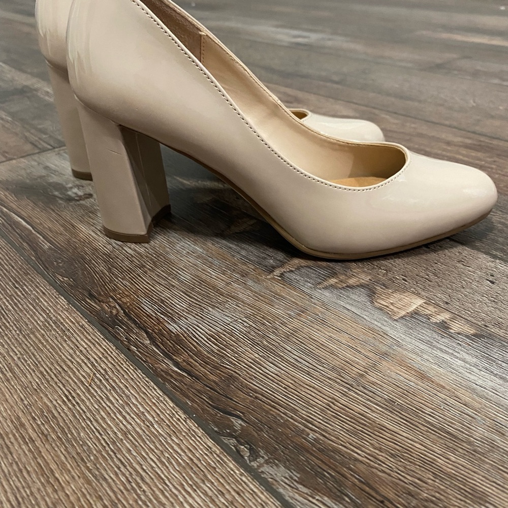 🌟🌟 2/$10 🌟🌟 Patent Faux Leather Tan Round Toe Block Heel Pumps - Picture 4 of 13